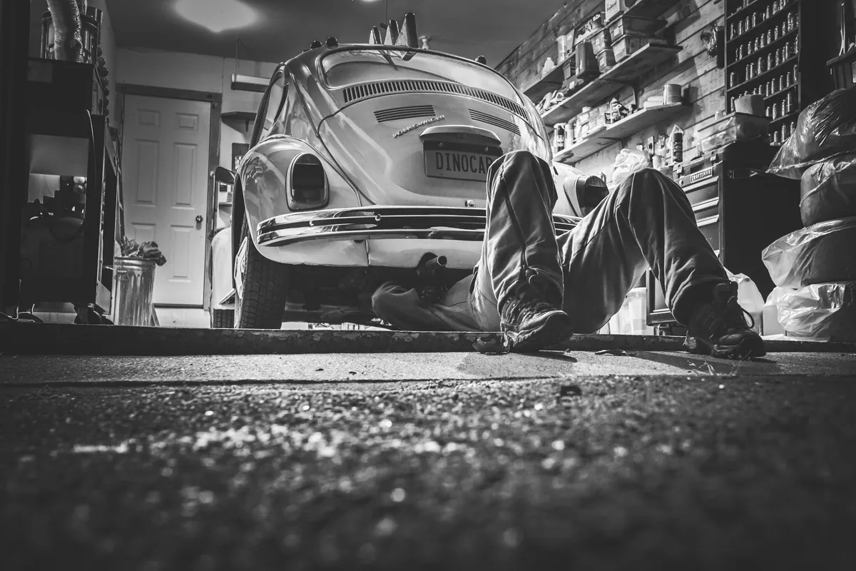 Mechaniker bei der Arbeit an einem Fahrzeug